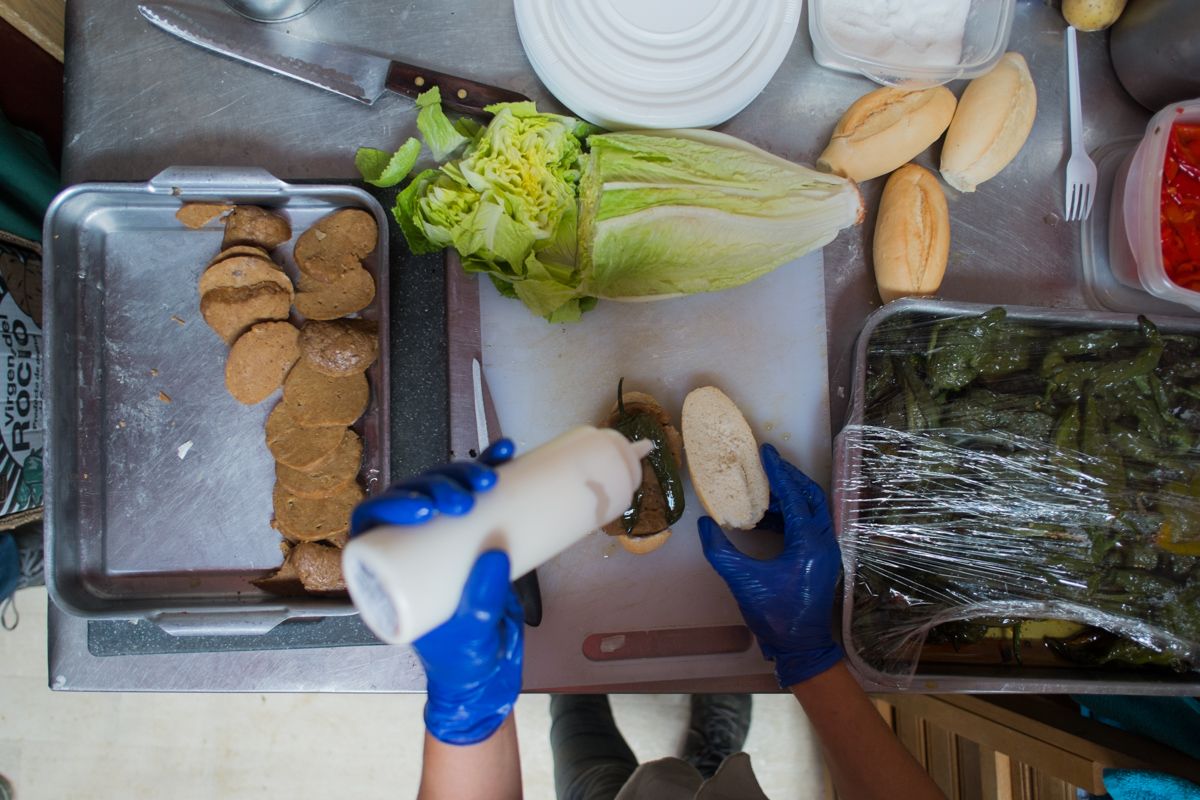 Mayonesa sin huevo, pero con leche de soja, para un montadito de saitán. FOTO: MANU GARCÍA.