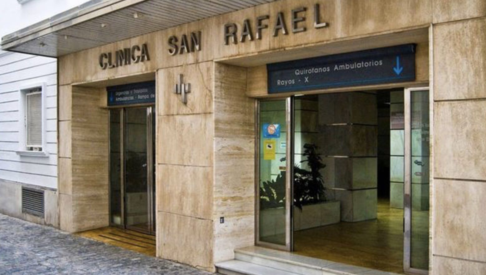 Fachada de uno de los centros sanitarios de Pascual en Cádiz. 