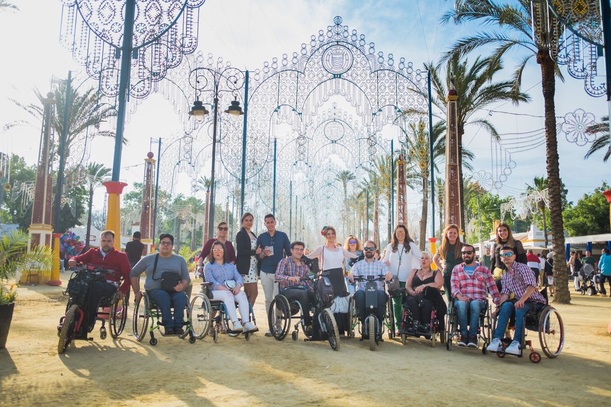 Miembros de Aspaym, de convivencia en la Feria. FOTO: MANU GARCÍA.
