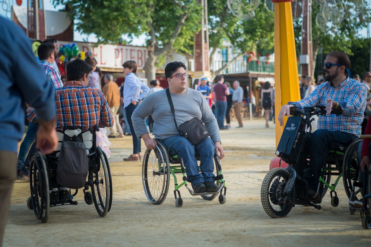 Personas con movilidad reducida, en silla de ruedas, en la Feria del Caballo.
