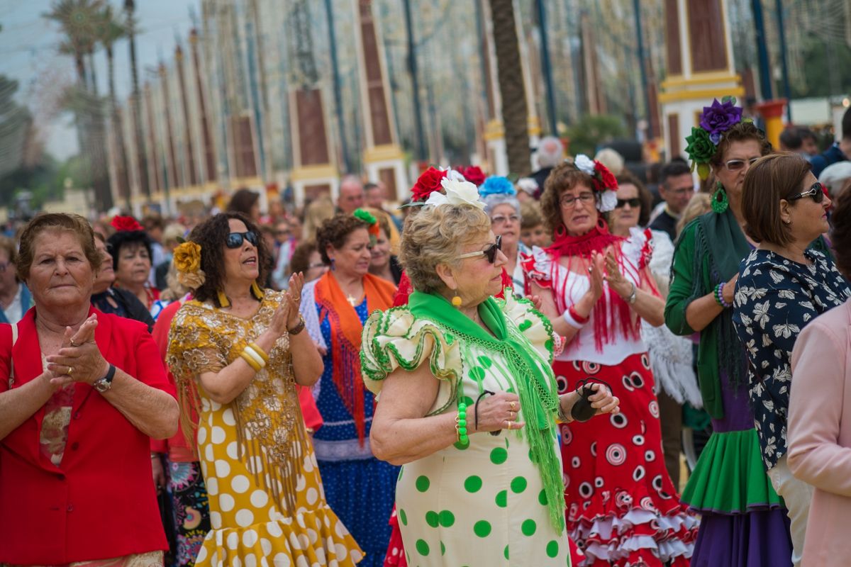 Mujeres reunidas a los pies del templete municipal de la Feria del Caballo. FOTO: MANU GARCÍA. 