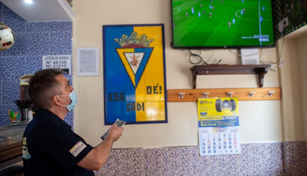 Fútbol televisado en otro de los negocios del entorno del Carranza.