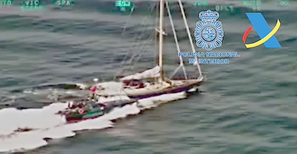 Un momento de un operativo, con un abordaje de un velero con una lancha de Aduanas.