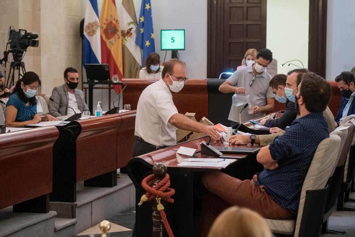 Pleno municipal de septiembre, donde se ha debatido la gestión del agua en tres ELA.