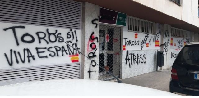 Estado en el que ha quedado la sede de Podemos, una de las atacadas en Sevilla.