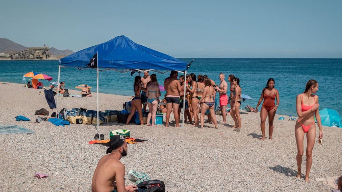 Estudiantes Erasmus de una residencia de Granada en la playa de los muertos 