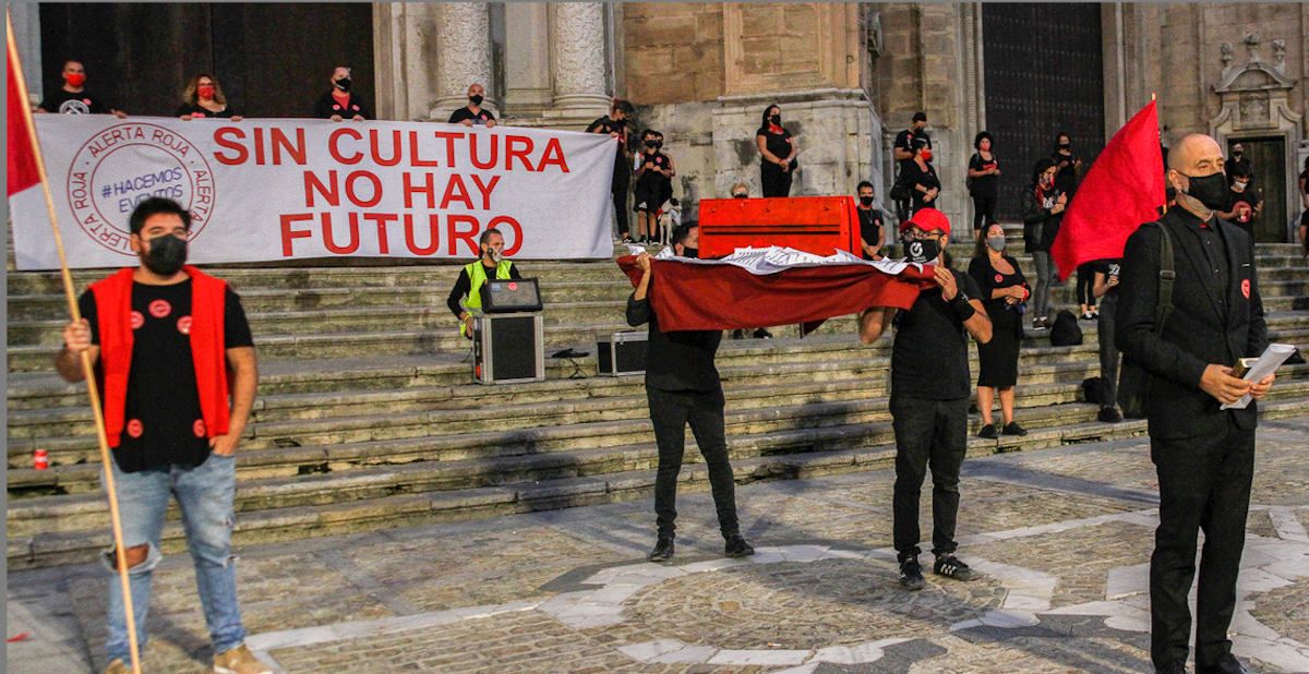 Trabajadores del sector de la cultura concentrados frente a la catedral de Cádiz. FOTO: Antonio Barce