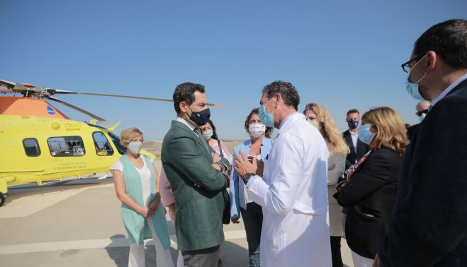 Moreno Bonilla con el gerente del Hospital de Jerez, este jueves.