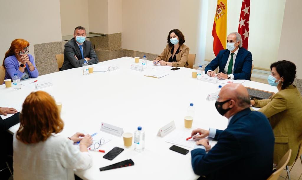 Una reunión del mando sanitario de Madrid, con Díaz Ayuso, sobre las restricciones de movilidad. FOTO: Comunidad de Madrid