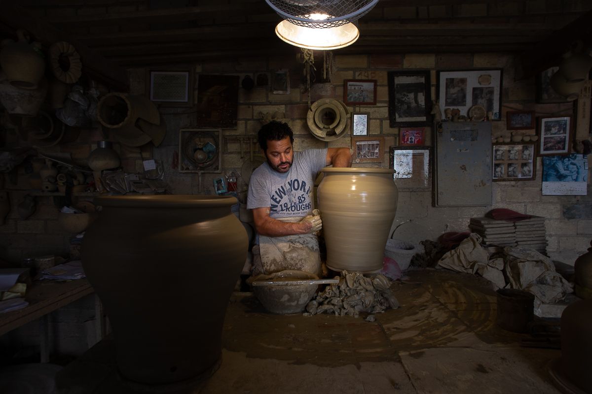 Juan Sebastián López, alfarero de Lebrija, dando forma a un cántaro en su taller.