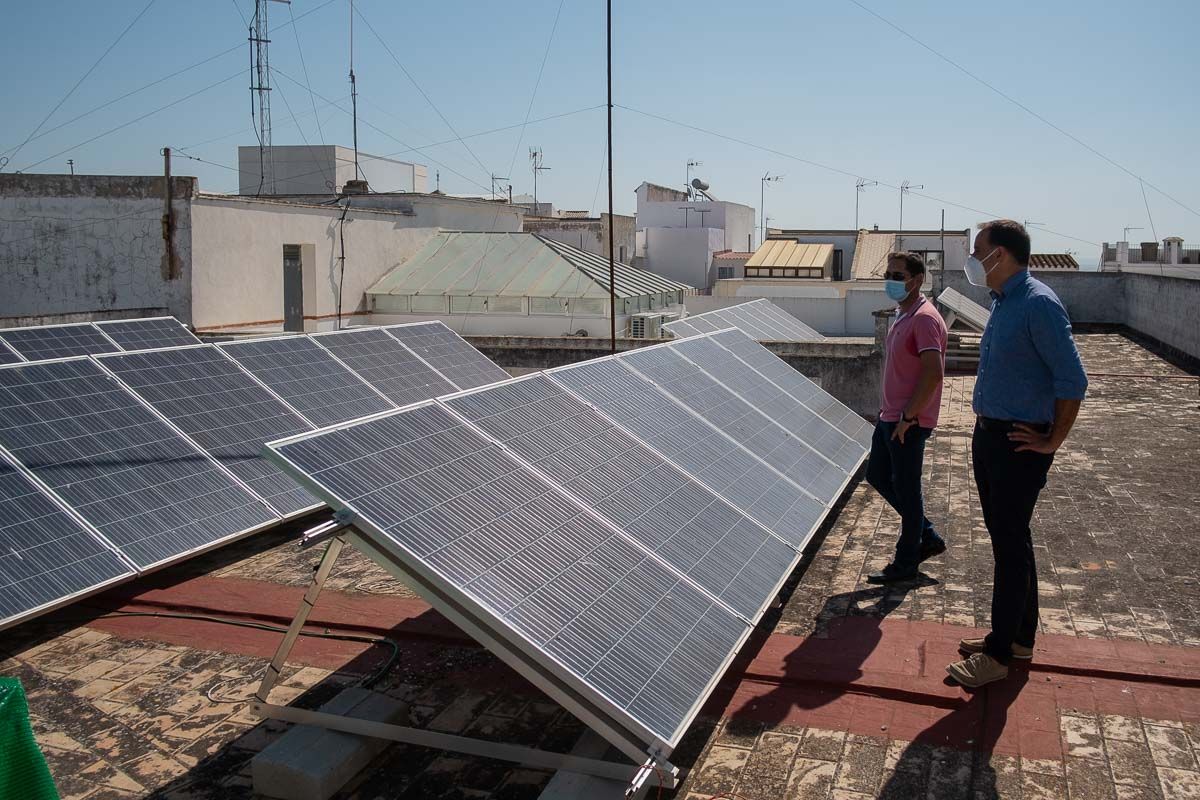José Miguel Pérez y Ramón Galán, miembros del gobierno de Trebujena, en el parque fotovoltaico del Ayuntamiento.