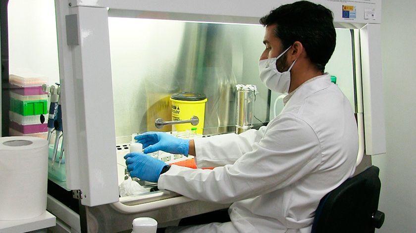 Uno de los investigadores de la UCA, en el laboratorio.