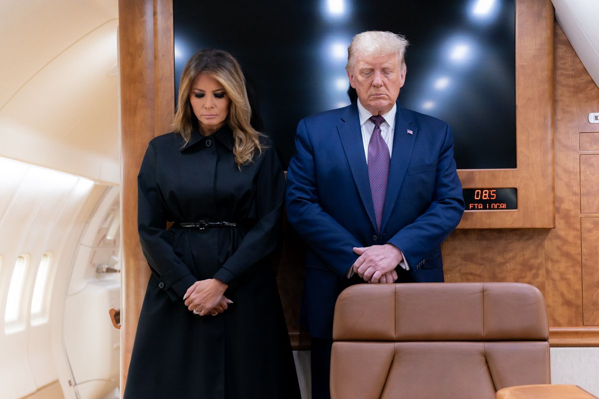 Donald Trump y Melania Trump, en el avión del presidente durante la crisis del coronavirus. FOTO: Casa Blanca