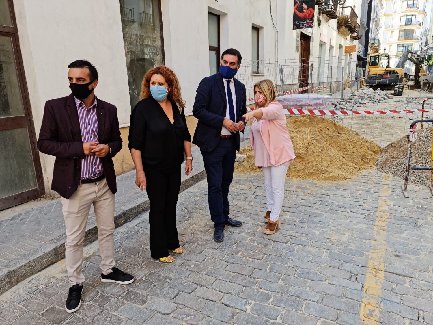 La alcaldesa, en la visita a las obras de Cerrón junto a los parlamentarios Fernández y Maese, y el delegado de Urbanismo José Antonio Díaz. La alcaldesa, en la visita a las obras de Cerrón junto a los parlamentarios Fernández y Maese, y el delegado de Urbanismo José Antonio Díaz.