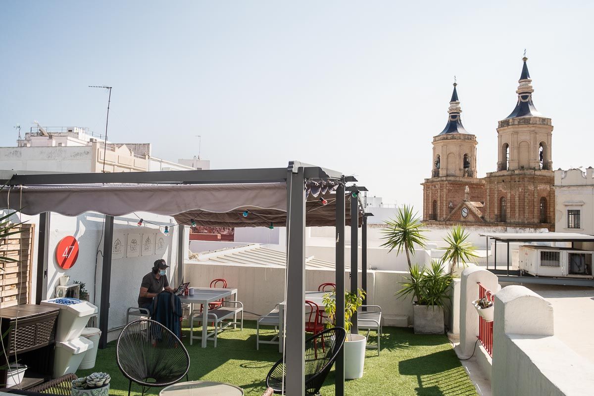 Uno de los empleados de 47 Degrees, trabajando en la azotea del edificio que alberga las oficinas en San Fernando.