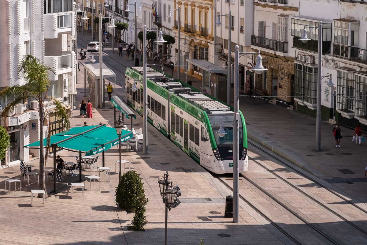 El tranvía de la Bahía de Cádiz, a su paso por San Fernando.