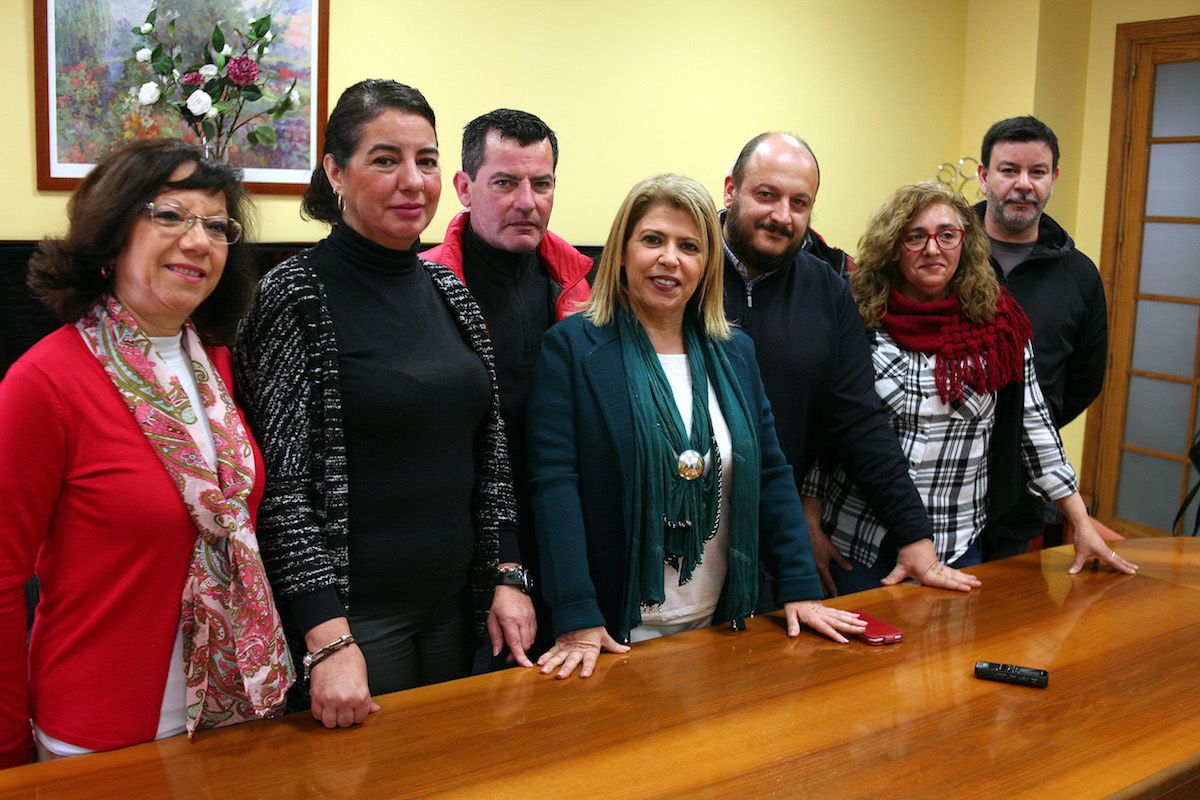 La alcaldesa y miembros de Adelante Jerez, con trabajadoras de ayuda a domicilio, en una imagen de archivo.