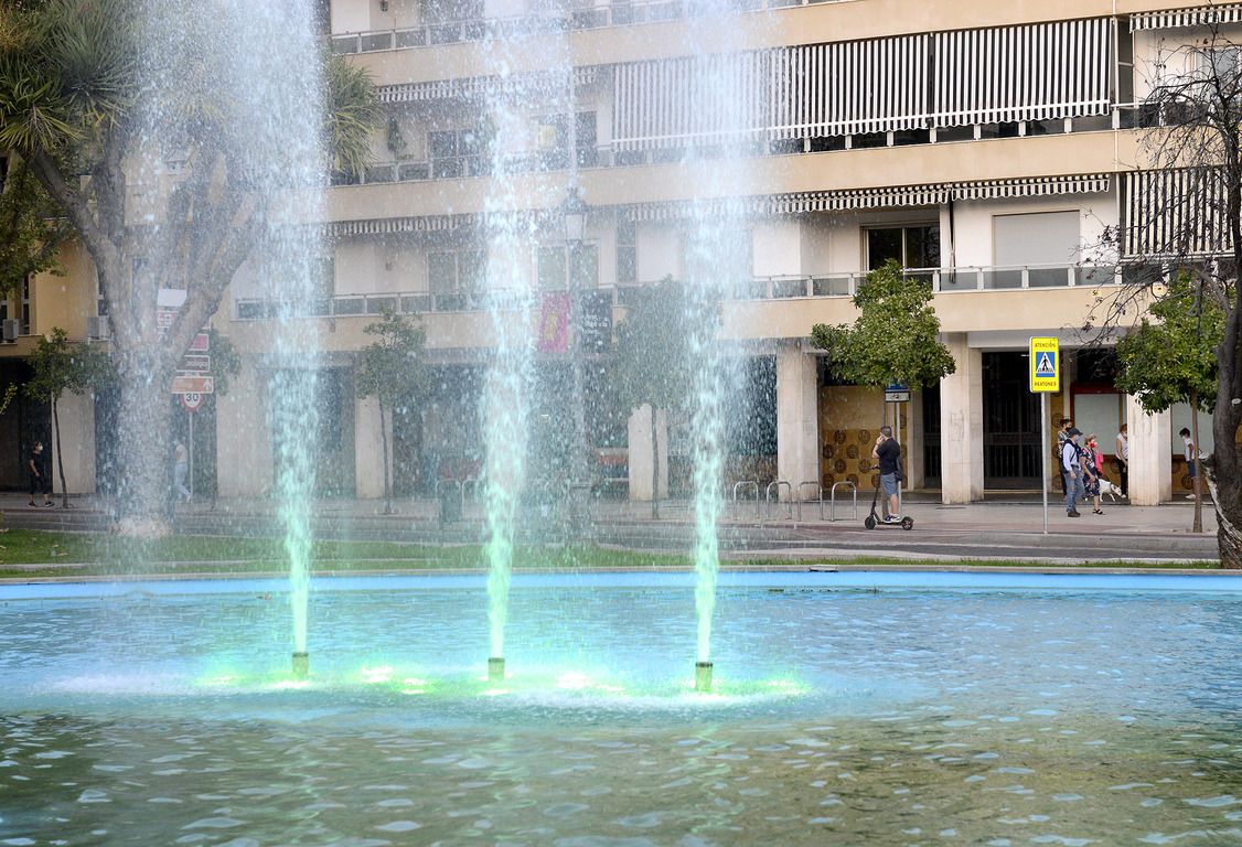 La fuente del Mamelón, iluminada de verde.