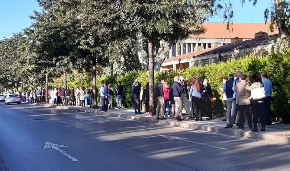 Cola de aspirantes a ocupar plaza de inspectores educativos, en Ifeca.