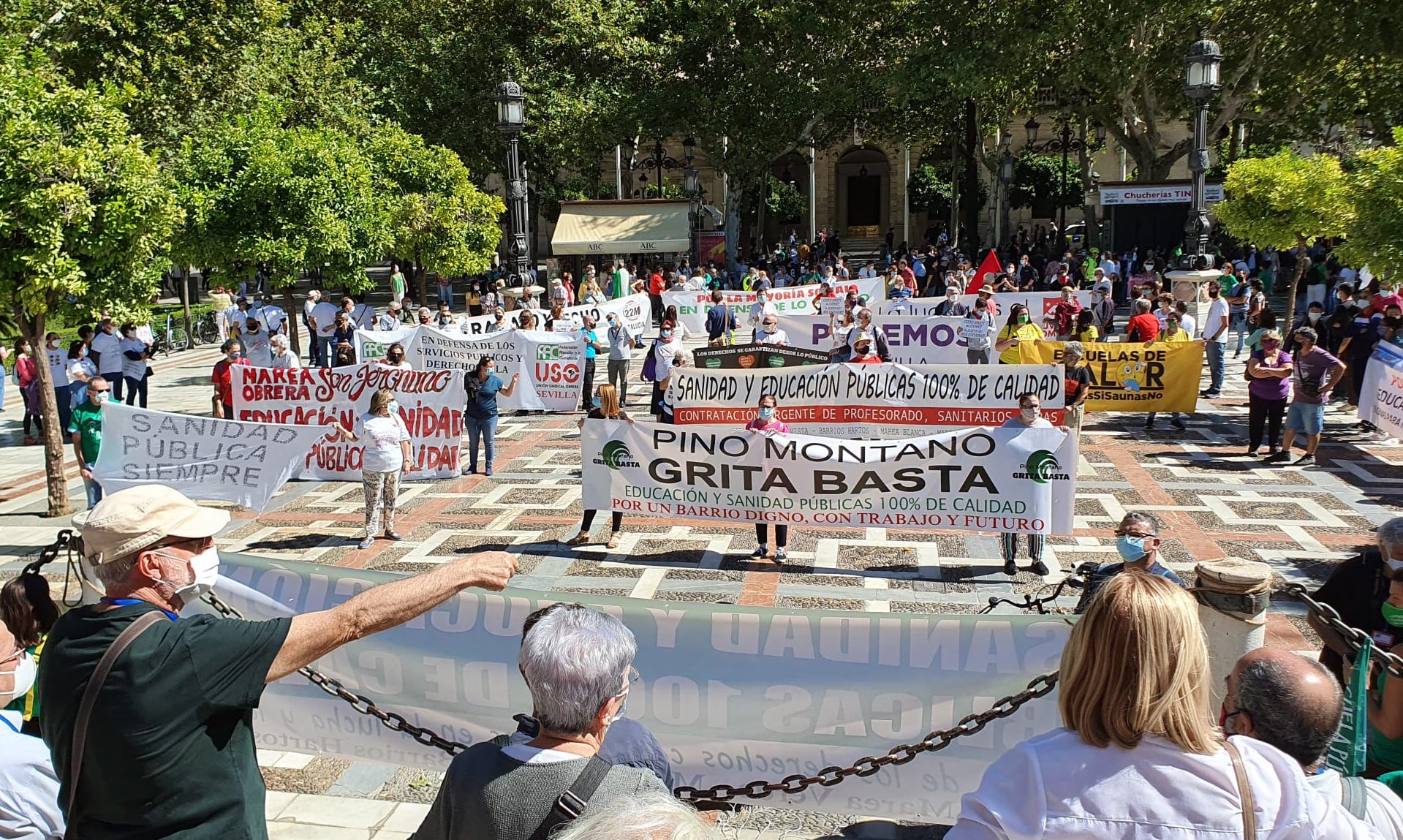 Un momento de la manifestación celebrada en Sevilla para medir más recursos en Sanidad y Educación.