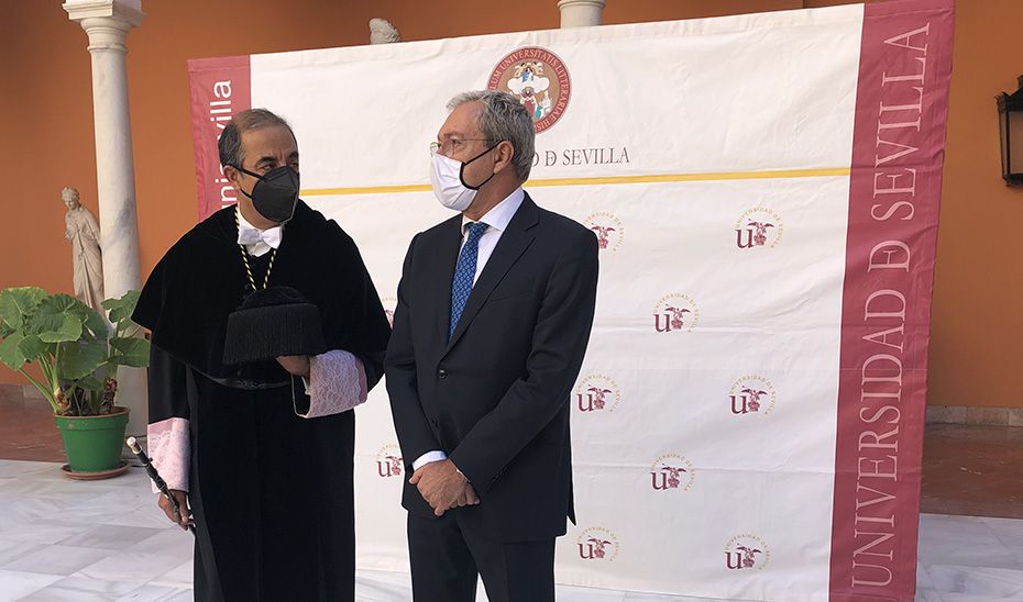 El rector de la Universidad de Sevilla, Miguel Ángel Castro, junto al consejero Rogelio Velasco.