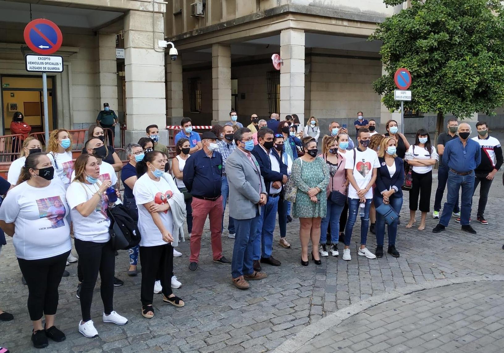 Concentración para pedir prisión permanente revisable para los autores del triple crimen de Dos Hermanas.