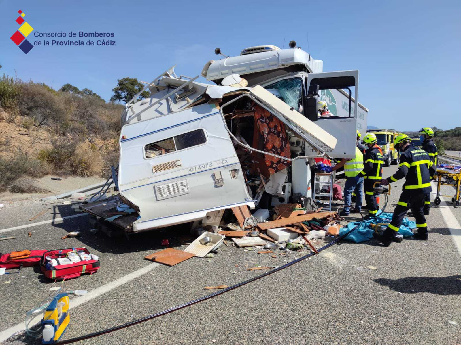 Estado de la autocaravana tras el brutal accidente con el camión en Los Barrios.