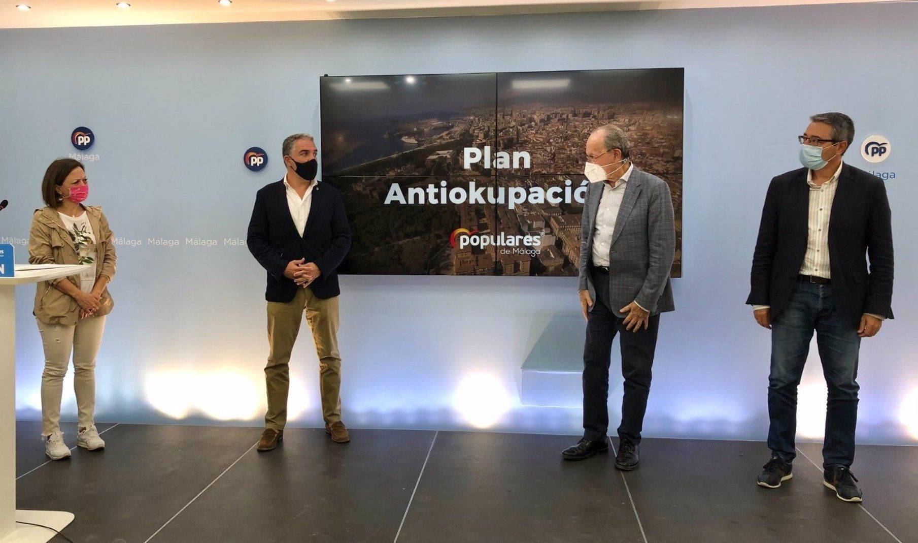 Elías Bendodo, líder del PP de Málaga, con el alcalde malagueño Paco de la Torre, en el comité de dirección del partido.