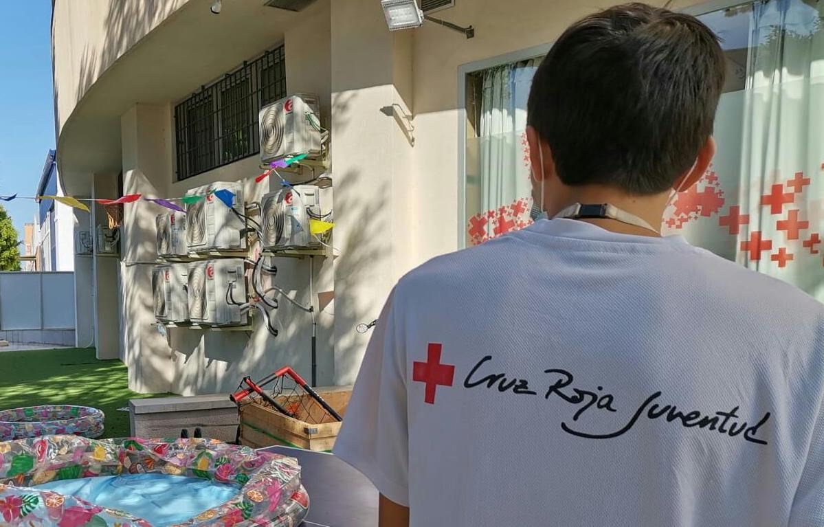 Un voluntario de Cruz Roja Almería, en una imagen de archivo.