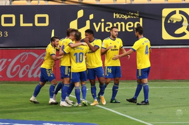 Los jugadores del Cádiz CF, celebrando el gol ante el Granada.
