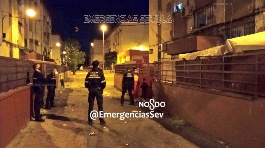 Casi medio centenar de personas en 30 metros cuadrados en un bar en Sevilla