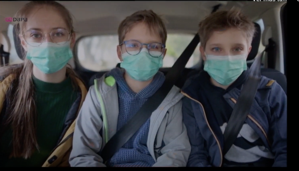 Una escena de la campaña de la Codapa para prevenir contagios en centros escolares.