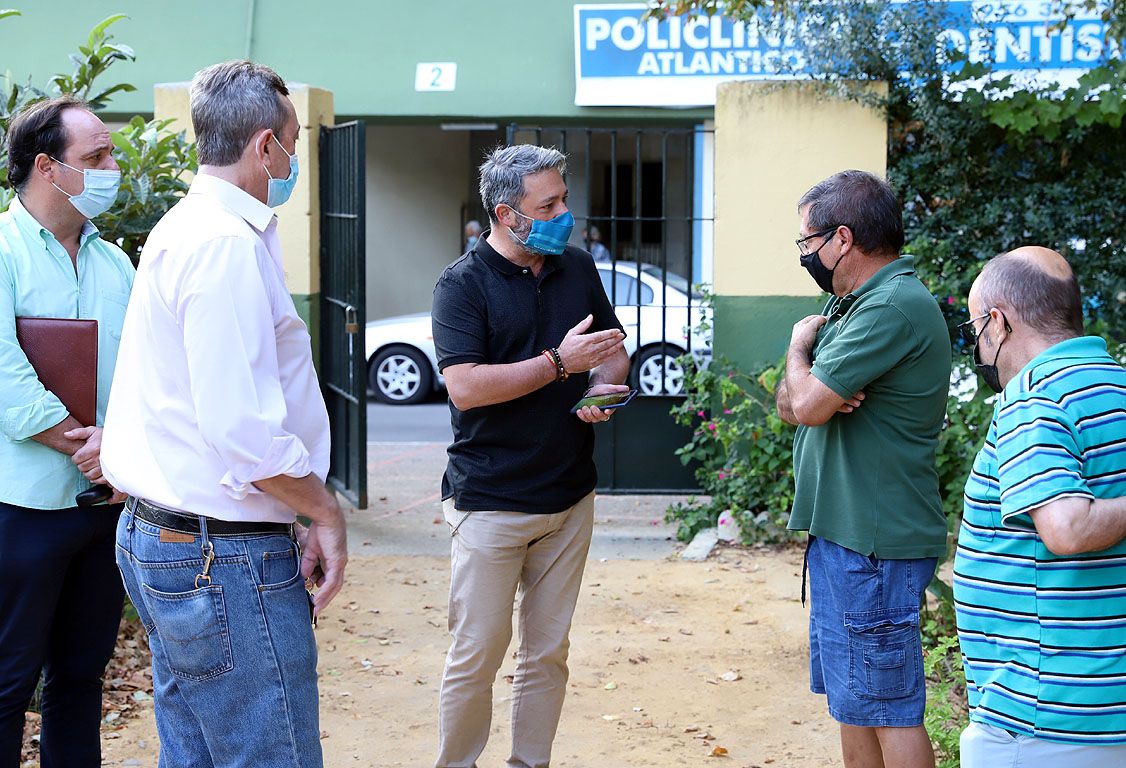 El delegado de Seguridad y Movilidad, Rubén Pérez, junto a los representantes vecinales, durante su visita al Parque Atlántico.