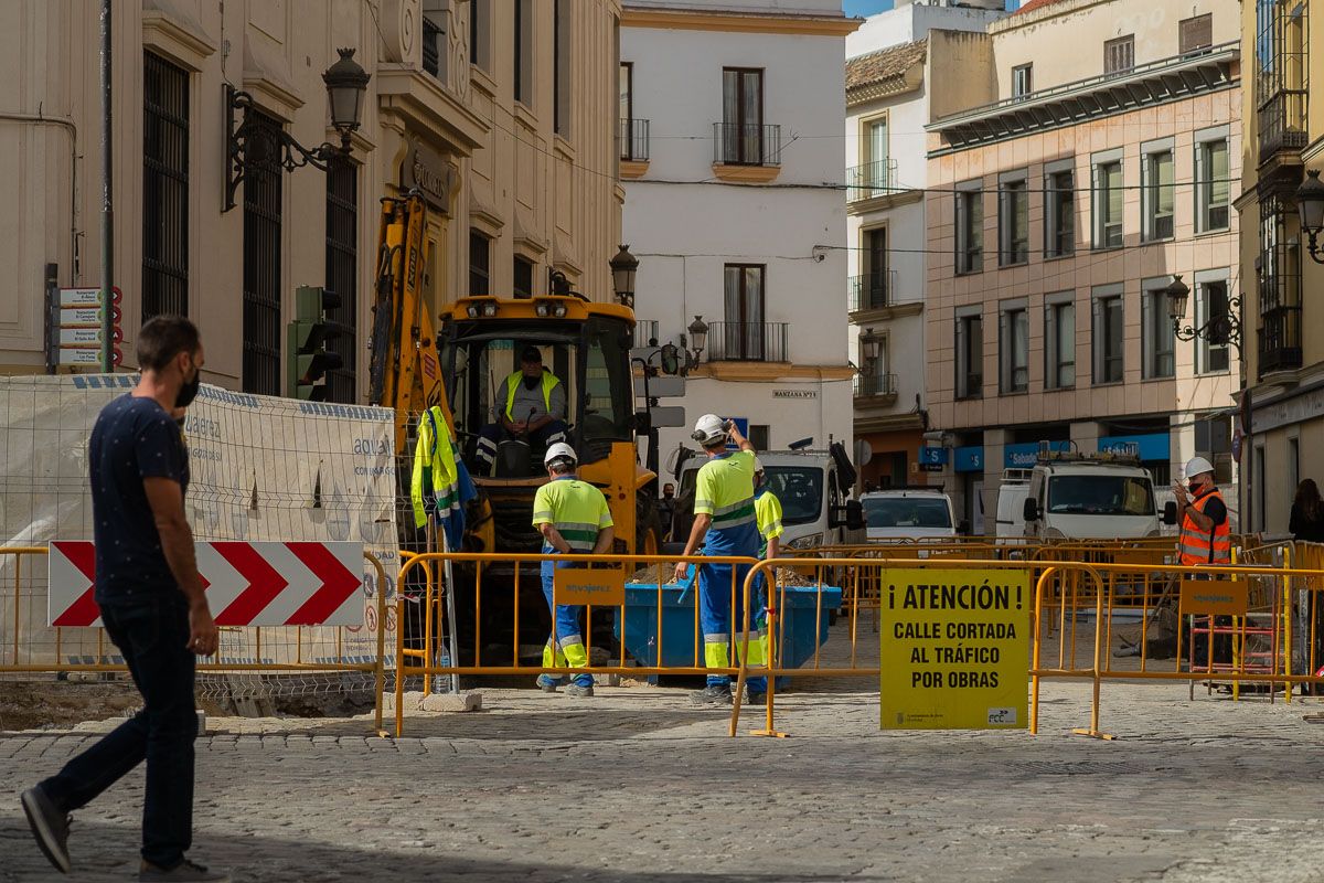 Obras de renovación de las redes de abastecimiento y saneamiento en Cerrón, a cargo de Aquajerez, en días pasados. Autor: Manu García