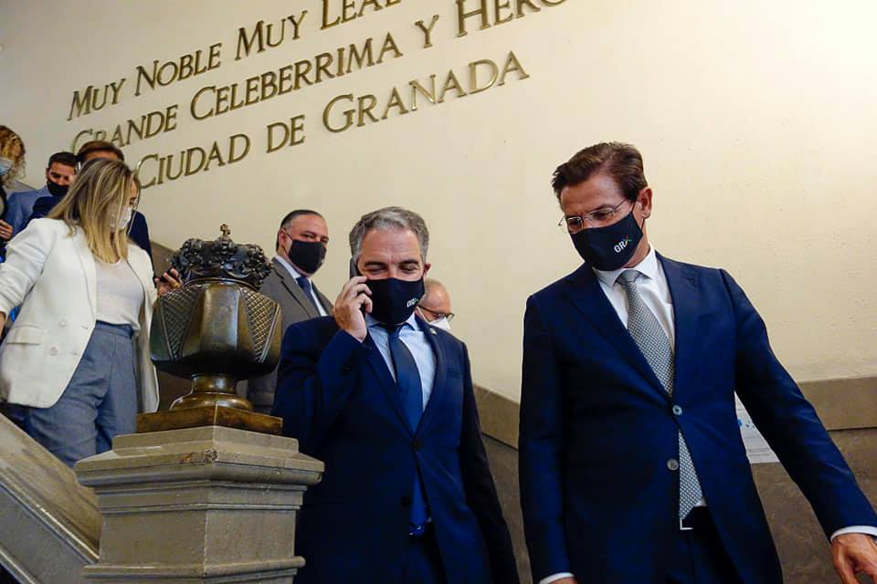Luis Salvador, aislado tras dar positivo por covid, en una imagen de archivo junto a Elías Bendodo, en una visita a Granada del consejero de Presidencia.
