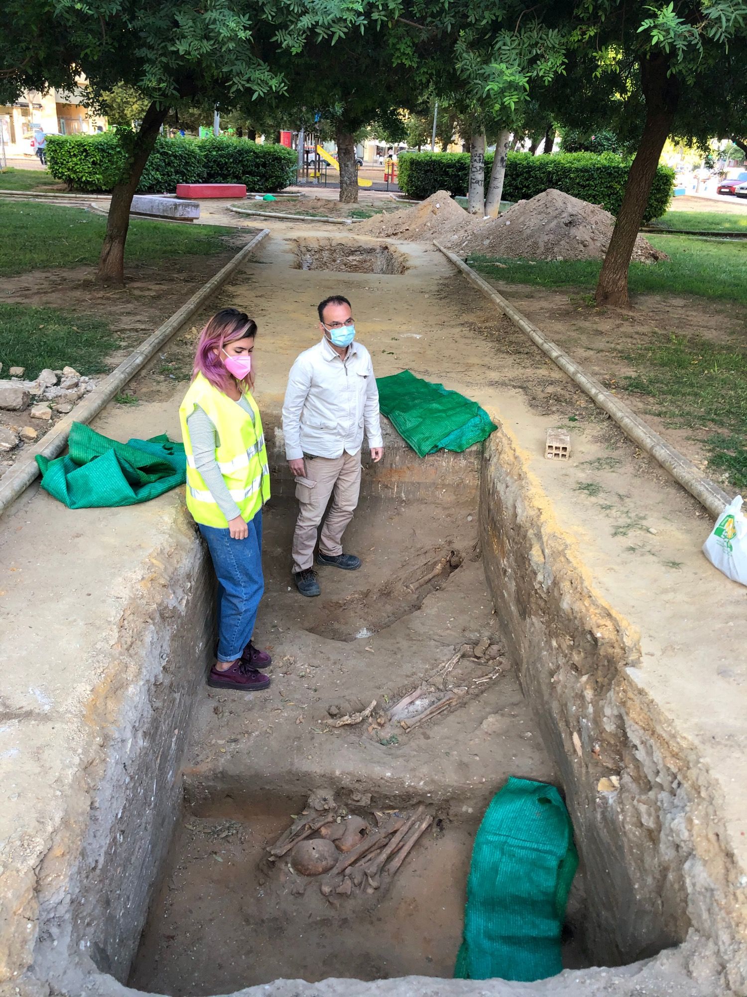 Jorge Cepillo y una de las voluntarias, en una de las catas recientes en el Parque Scout, en busca de restos de asesinados por el franquismo.