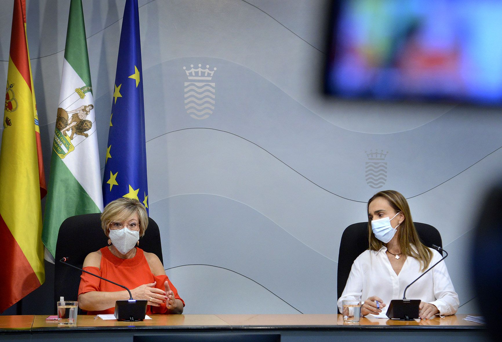 Carmen Collado y Fátima Villar, gerente de la fundación municipal centro de acogida San José, en una rueda de prensa reciente para informar de la lucha contra el covid en esta entidad. Carmen Collado y Fátima Villar, gerente de la fundación municipal centro de acogida San José, en una rueda de prensa reciente para informar de la lucha contra el covid en esta entidad.