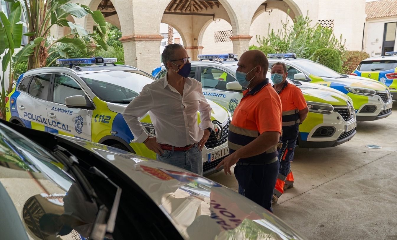 Vehículos de la Policía Local de Almonte, que denuncia a un hombre por saltarse la cuarentena pese a estar contagiado por coronavirus.