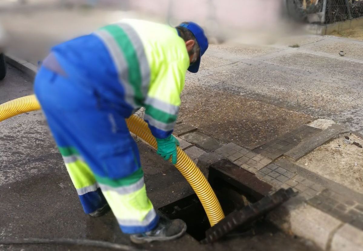 Un operario de Aquajerez, durante una limpieza de imbornales.