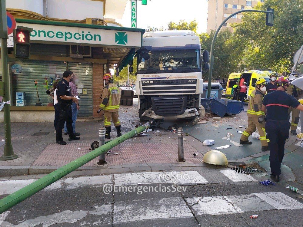 La farola que cayó sobre el peatón y el camión tras arrollar el poste, esta tarde en Sevilla.