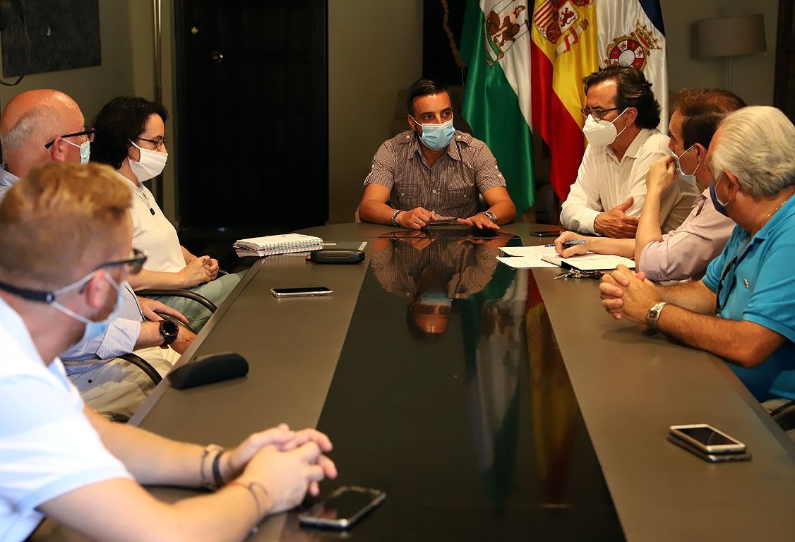 Una reunión de Díaz con comerciantes del centro y de la plaza de abastos para informar sobre el estado de las obras de Esteve y Corredera.
