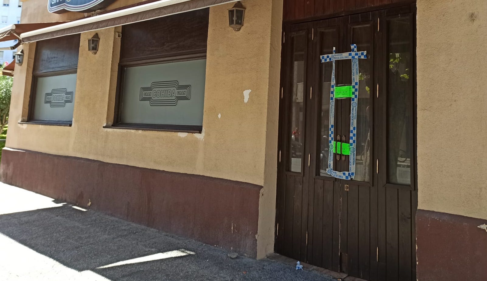 Uno de los locales de ocio de la avenida de México, precintado por la Policía.