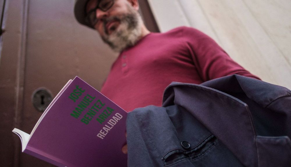 El autor con un ejemplar de su último libro. Autor: MANU GARCÍA