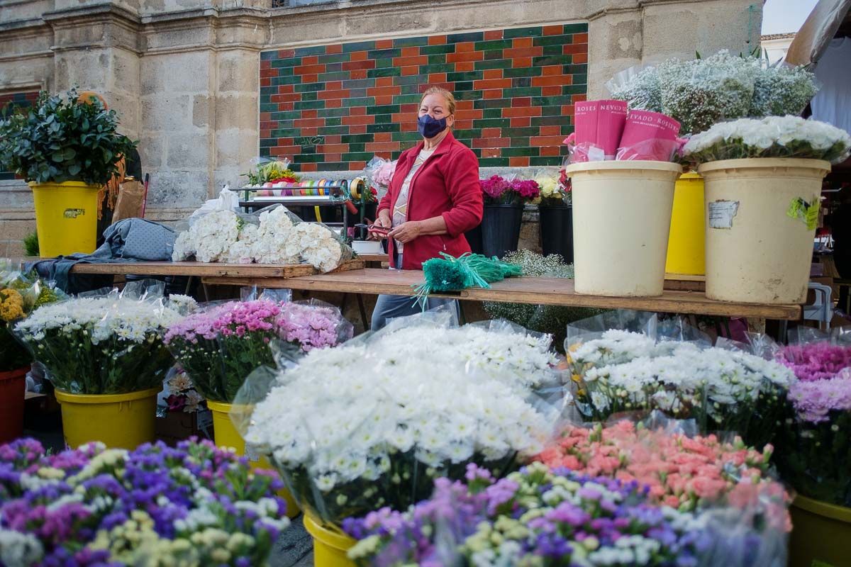 Conchi Torrecilla, junto al mercado de abastos en su puesto de flores.