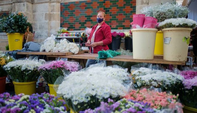 Conchi Torrecilla, junto al mercado de abastos en su puesto de flores.