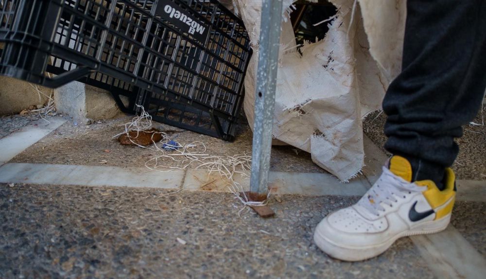 Excrementos, probablemente humanos, en calle Parada y Barreto. FOTO: MANU GARCÍA