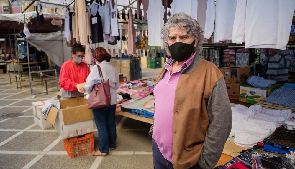 José Manuel, en su puesto, mientras Carmen atiende a una clienta. FOTO: MANU GARCÍA