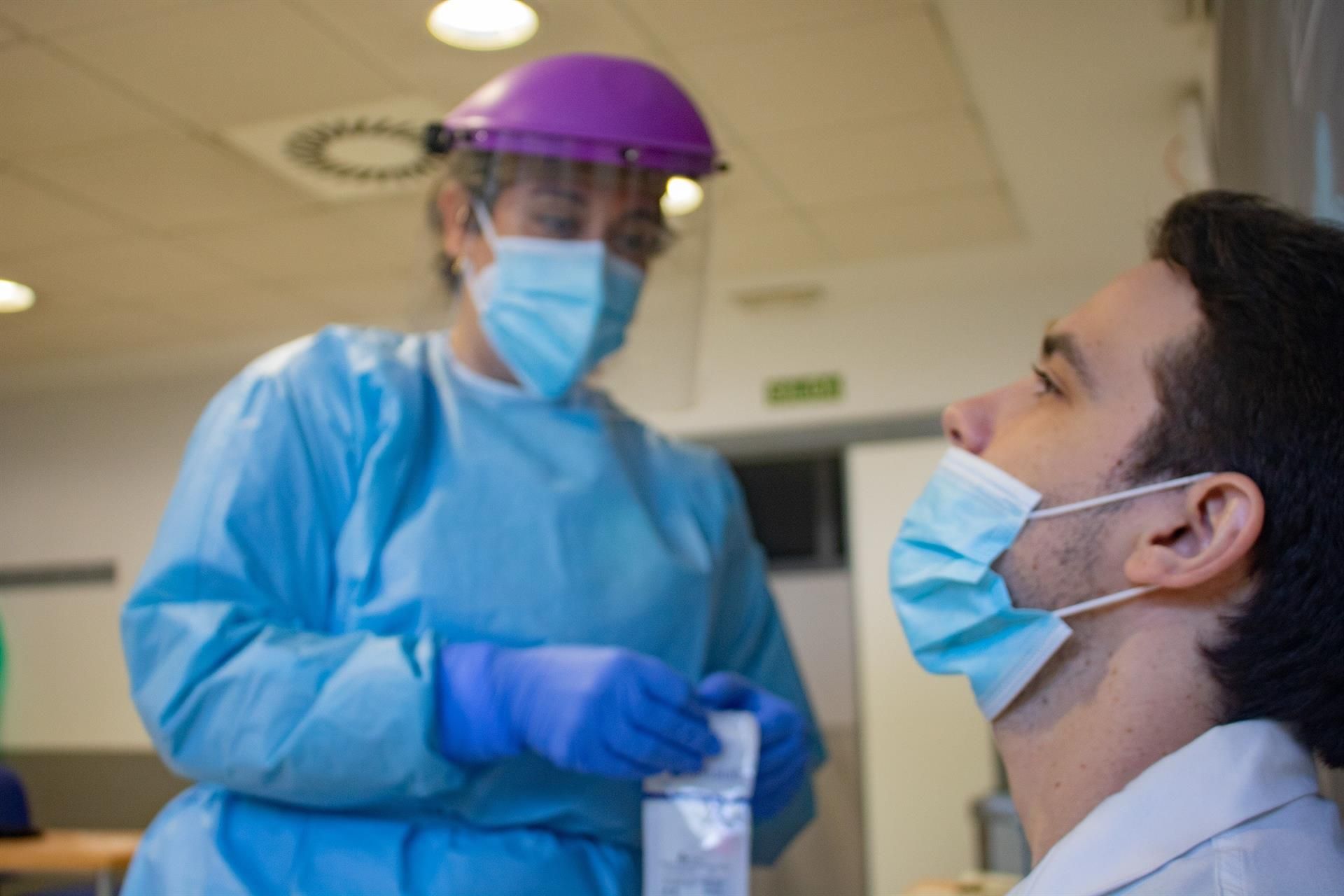 Un paciente a punto de ser sometido a una prueba PCR en el Virgen del Rocío de Sevilla. Autor: SAS