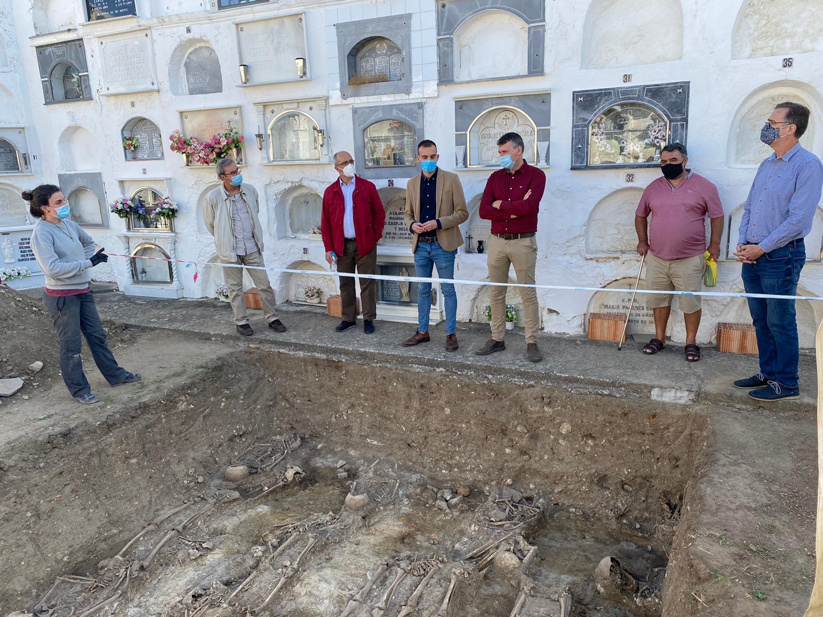 El diputado provincial Daniel Moreno, de visita en la fosa de Jimena.