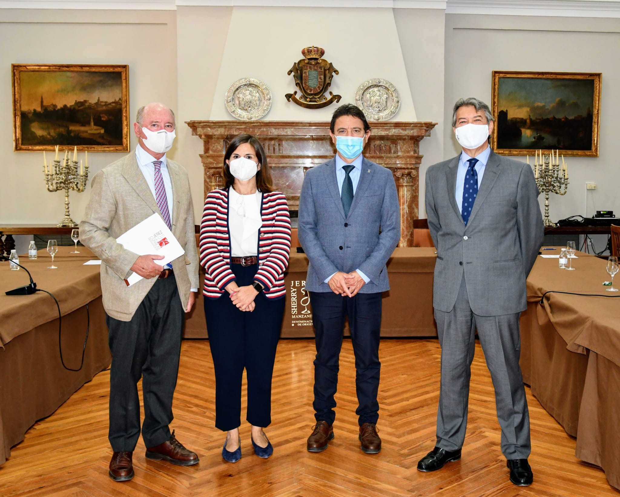 El delegado territorial Daniel Sánchez, en compañía de César Saldaña, Ricardo Rebuelta y Mª Eugenia Pérez, vocal titular de la Consejería de Agricultura en el Consejo Regulador.